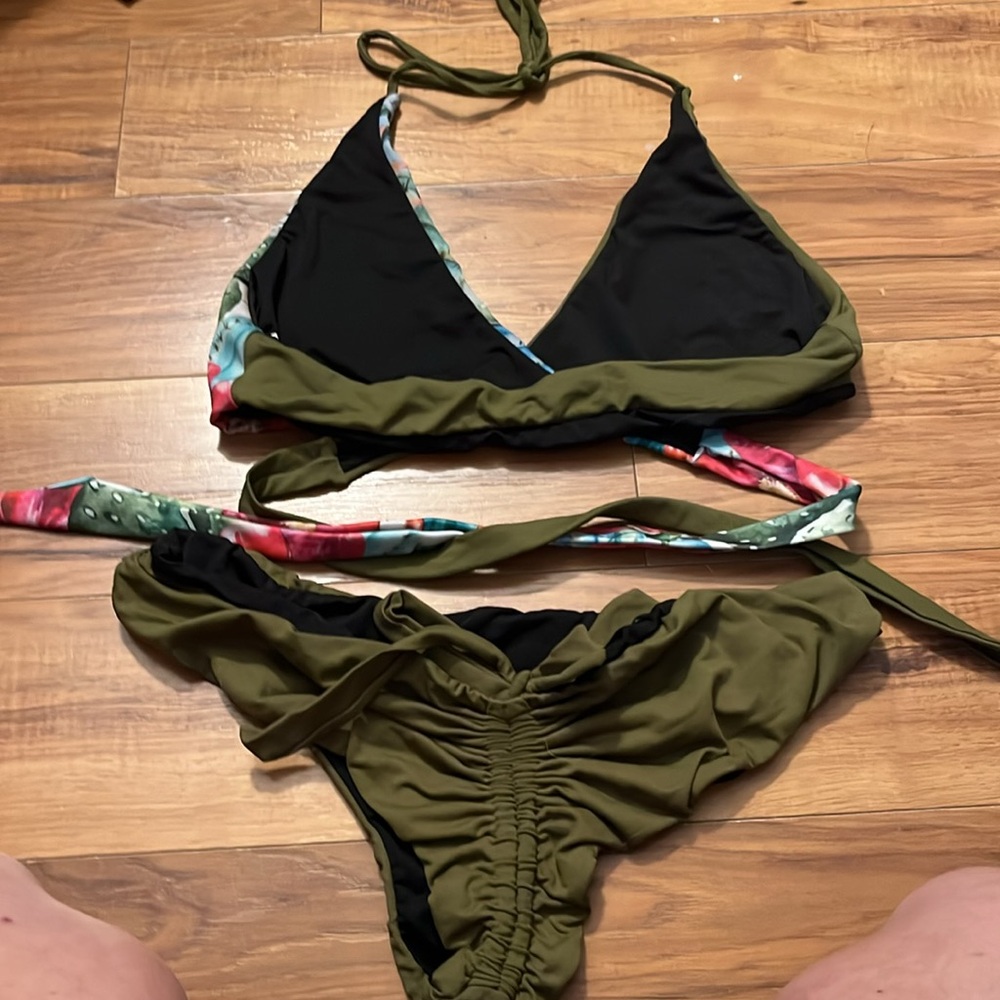 Bikini - Picture 7 of 10